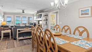 Ein Essbereich mit Holztisch, Stühlen und einer Deckenleuchte.