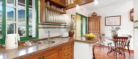 Réfrigérateur, micro-ondes, plaque de cuisson, cafetière/bouilloire