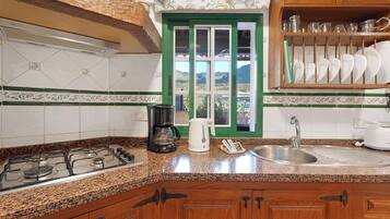 Kylskåp, mikrovågsugn, spishäll och kaffe- och tebryggare