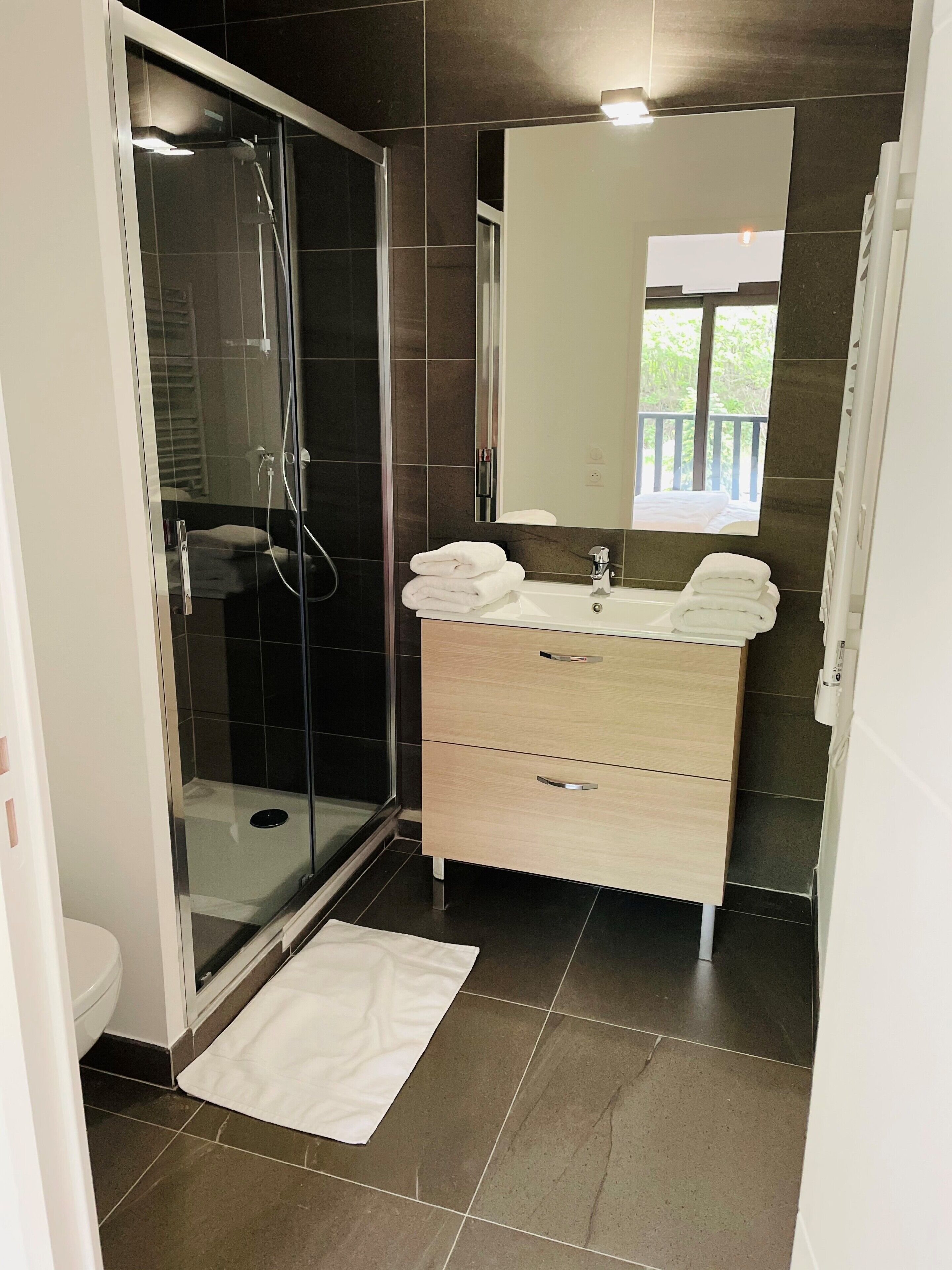 Badewanne, Haartrockner, Handtücher