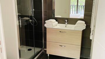 Badewanne, Haartrockner, HandtĂŒcher