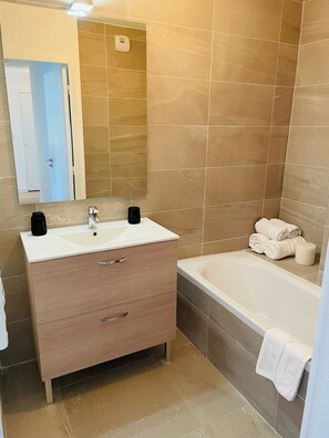 Bathtub, hair dryer, towels - Apartment "Aspen Park 103" with Mountain View, Private Terraces & Wi-Fi (Saint-Étienne-de-Tinée)