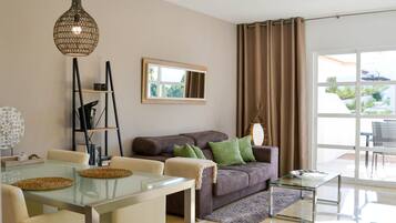 Tv och ett bordtennisbord