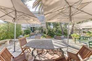 Outdoor dining - Villa 'Luisa' with Sea View, Wi-Fi and Air Conditioning (Leuca)