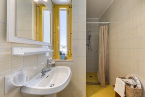 Shower, free toiletries, hair dryer, towels