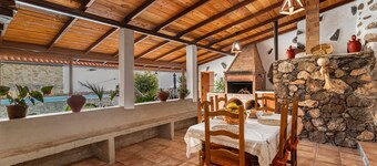 Casa de vacaciones "Casa Las Toscas" con vistas a la montaña, piscina y Wi-Fi