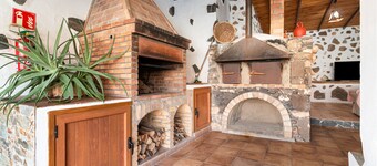 Vacation Home "Casa Las Toscas" with Mountain View, Pool & Wi-Fi