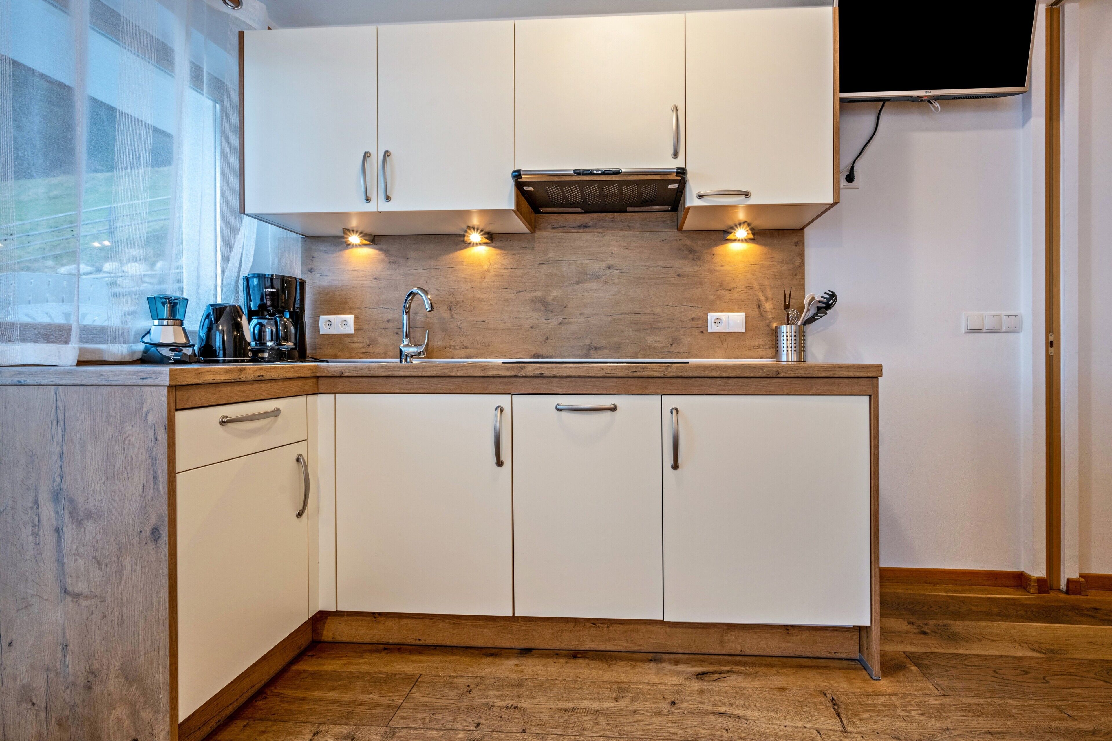 Fridge, oven, stovetop, dishwasher