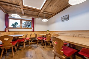 Dining - Apartment "Maurerhof Abendrot" with Mountain View, Private Terrace & Wi-Fi (Vandoies)