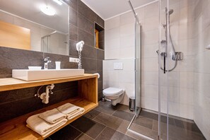 Shower, hair dryer, towels - Apartment "Maurerhof Abendrot" with Mountain View, Private Terrace & Wi-Fi (Vandoies)