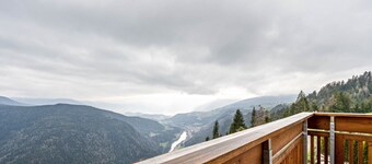 Appartement "Maurerhof Abendrot" avec vue sur les montagnes, terrasse privée et Wi-Fi.