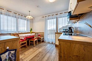 Fridge, oven, stovetop, dishwasher - Apartment "Maurerhof Abendrot" with Mountain View, Private Terrace & Wi-Fi (Vandoies)