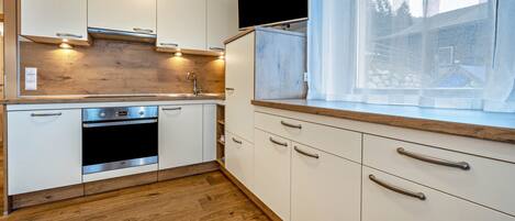 Kühlschrank, Ofen, Herdplatte, Geschirrspüler