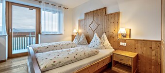 Apartment "Maurerhof Morgenrot" with Mountain View, Private Balcony & Wi-Fi