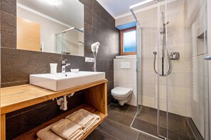 Shower, hair dryer, towels - Apartment "Maurerhof Morgenrot" with Mountain View, Private Balcony & Wi-Fi (Vandoies)