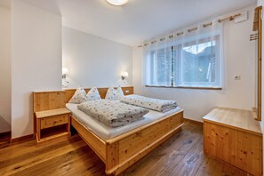 2 bedrooms, iron/ironing board, free WiFi, bed sheets - Apartment "Maurerhof Morgenrot" with Mountain View, Private Balcony & Wi-Fi (Vandoies)