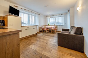 TV - Apartment "Maurerhof Morgenrot" with Mountain View, Private Balcony & Wi-Fi (Vandoies)