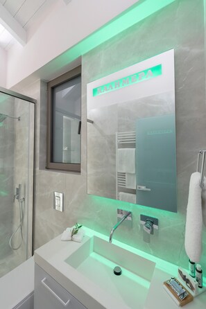 Suihku, hiustenkuivaaja, pyyhkeet