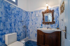 Bathtub, hair dryer, towels - Vacation Home "On a Magnificent Sandy Beach" with Sea View, Terrace & Wi-Fi (Naxos)