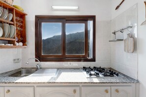 Refrigerador, microondas, parrilla de estufa y cafetera y tetera 