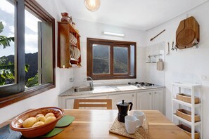 Kylskåp, mikrovågsugn, spishäll och kaffe- och tebryggare