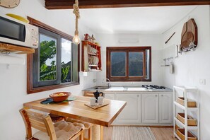 Refrigerador, microondas, parrilla de estufa y cafetera y tetera 