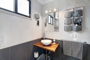 Douche, sèche-cheveux, serviettes fournies