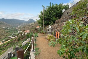 Property grounds - Holiday Home "Tajaraste 2" with Sea & Mountain Views, Private Terraces & Wi-Fi (Hermigua)