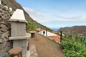 Property grounds - Holiday Home "Tajaraste 2" with Sea & Mountain Views, Private Terraces & Wi-Fi (Hermigua)