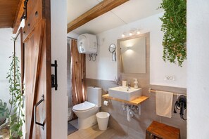 Douche, sĂšche-cheveux, serviettes fournies