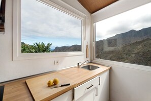 Fridge, microwave, stovetop, coffee/tea maker - Holiday Home "Tajaraste 2" with Sea & Mountain Views, Private Terraces & Wi-Fi (Hermigua)