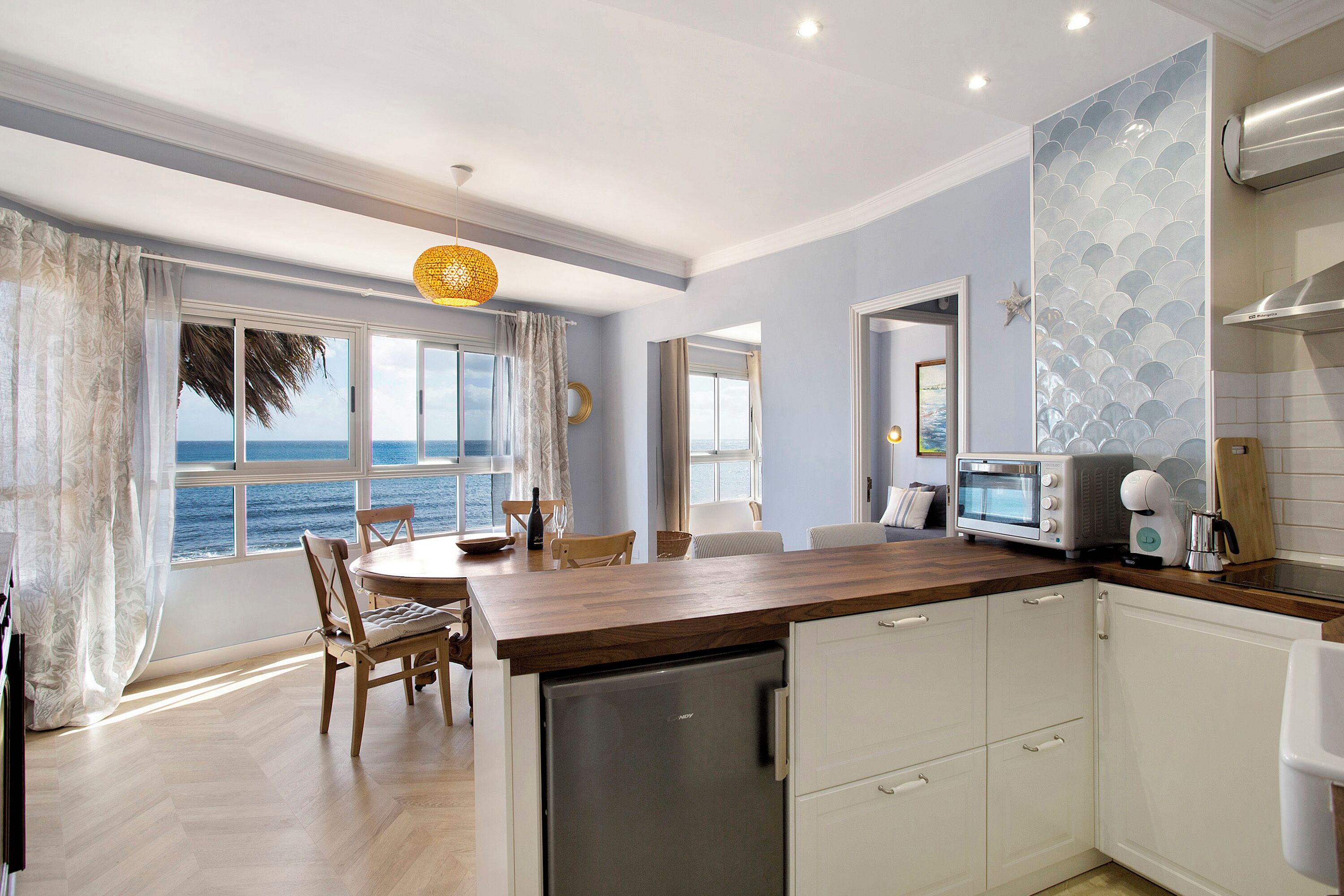 Een koelkast, een oven, een kookplaat, een vaatwasser