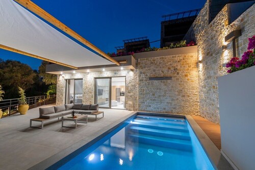 Villa "Suite Erifilli" with Sea View, Private Pool & Wi-Fi