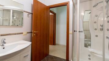 Douche, sĂšche-cheveux, serviettes fournies