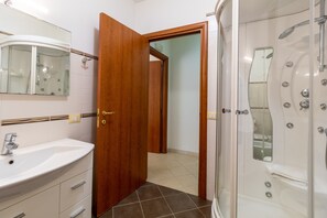Shower, hair dryer, towels - Apartment 'Ragusa 59' with Wi-Fi and Air Conditioning (Ragusa)