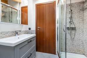 Dusche, Haartrockner, Handtücher
