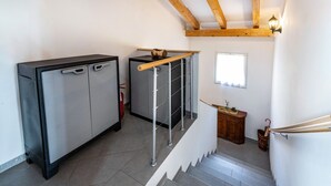 En trappe med et trægelænder, et stålgelænder og en træbjælke over.