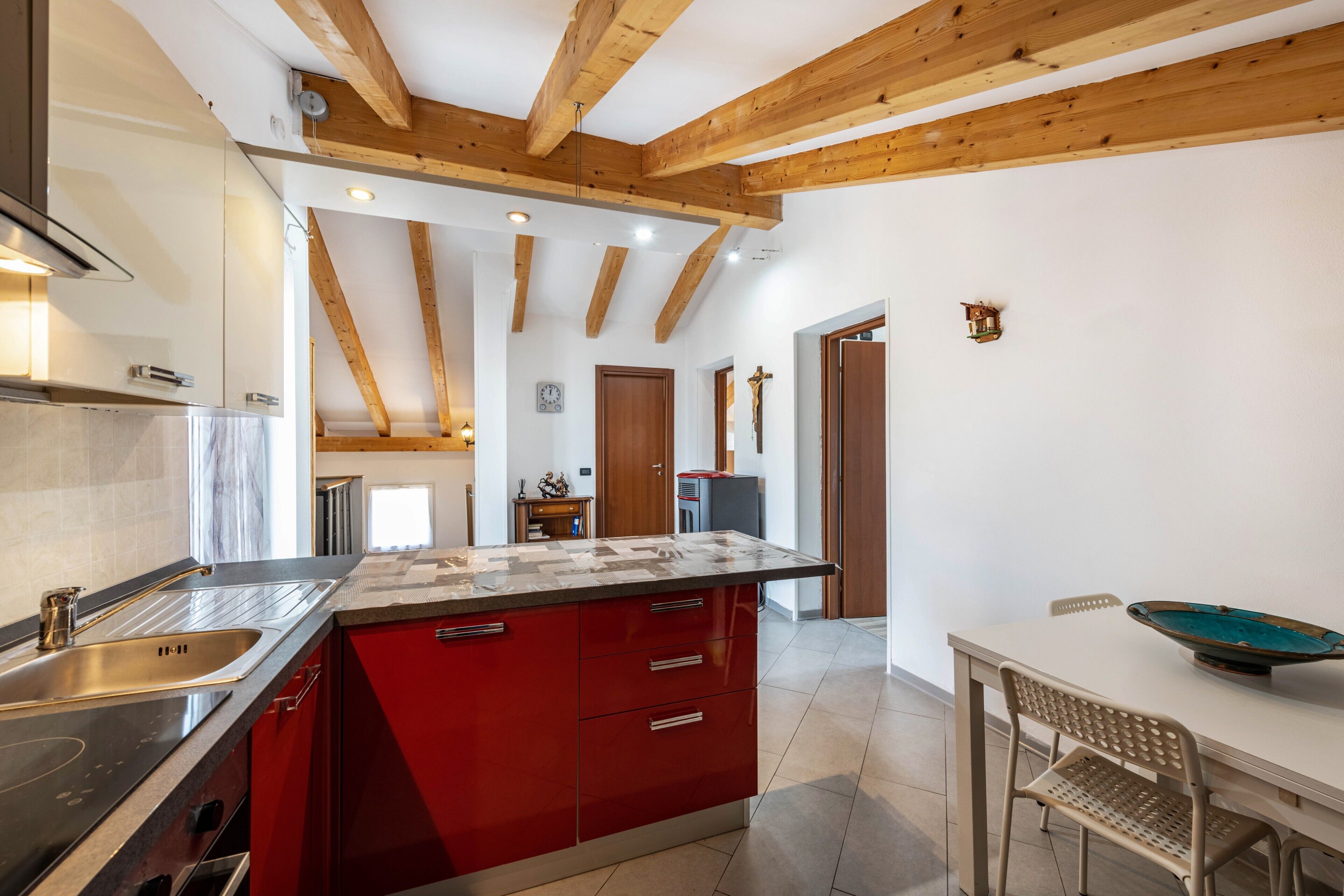 Refrigerador, horno, parrilla de estufa y cafetera y tetera 