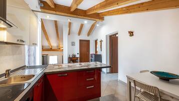 Refrigerador, horno, parrilla de estufa y cafetera y tetera