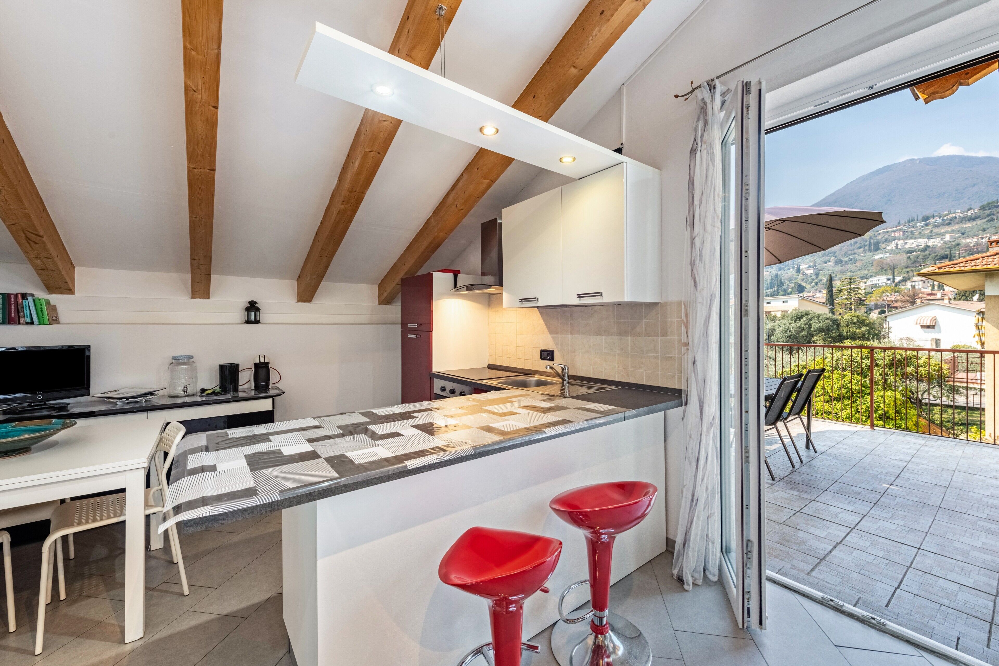 Fridge, oven, stovetop, coffee/tea maker