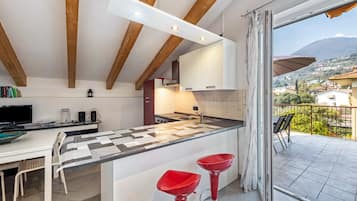 Refrigerador, horno, parrilla de estufa y cafetera y tetera