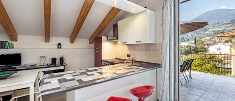 Een koelkast, een oven, een kookplaat, een koffiezetapparaat/waterkoker