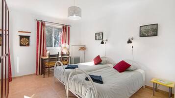 3 bedrooms, iron/ironing board, free WiFi, bed sheets