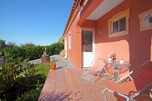 Outdoor dining - Vacation Home "Arcadia T3" with Private Pool, 2 Terraces & Wi-Fi (São Bartolomeu de Messines)
