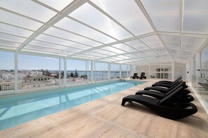 Indoor pool, a heated pool - Apartment "Mare Nostrum" with Sea View, Shared Pool & Wi-Fi (Olhão)