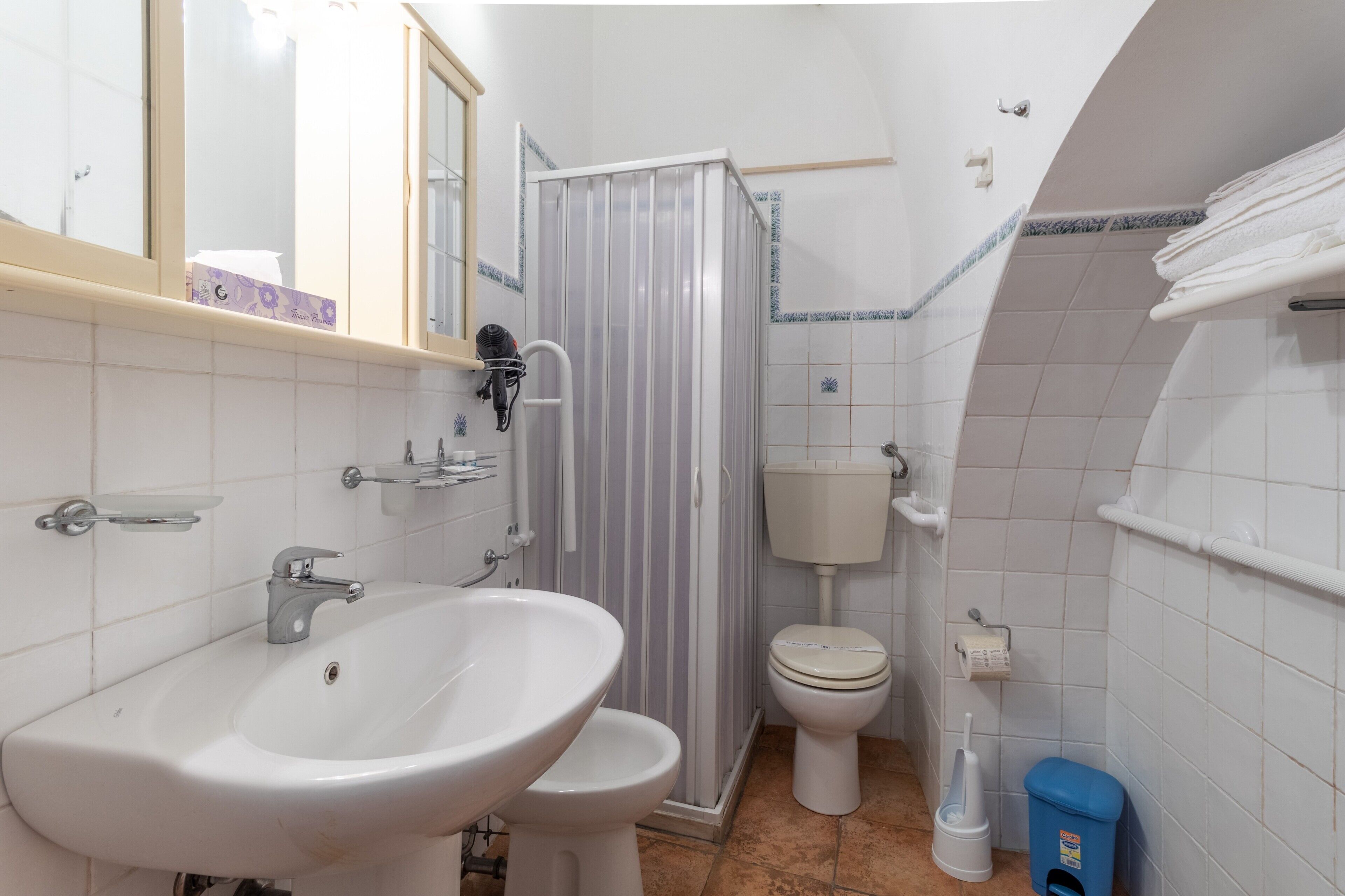 Een douche, een haardroger, handdoeken