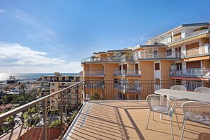 Outdoor dining - Apartment 'Bellevue' with sea view and private terrace (Sanremo)