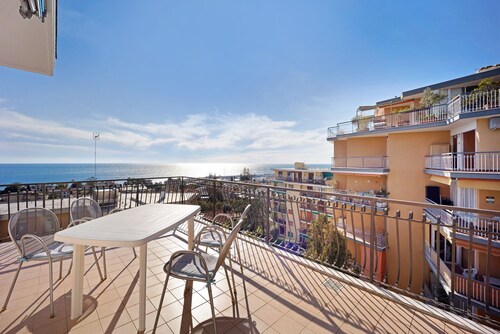 Apartment 'Bellevue' with Sea View and Private Terrace