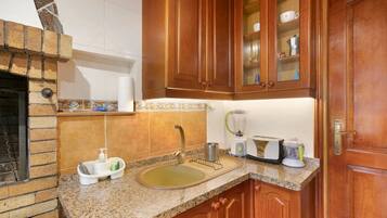 Een koelkast, een magnetron, een oven, een kookplaat