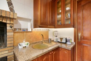 Fridge, microwave, oven, stovetop - Holiday Apartment 'Mario' with Mountain Views, Wi-Fi and Air Conditioning (La Laguna)